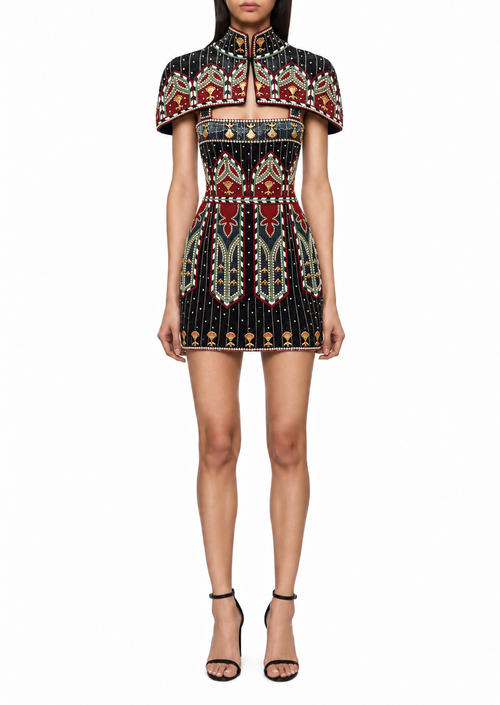 Amarante, robe courte perlée à bandes grenat avec cape assortie