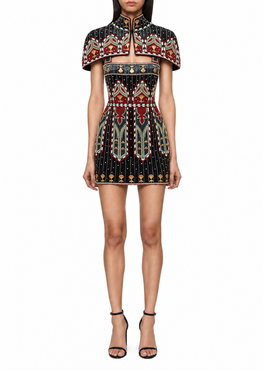 Amarante, robe courte perlée à bandes grenat avec cape assortie