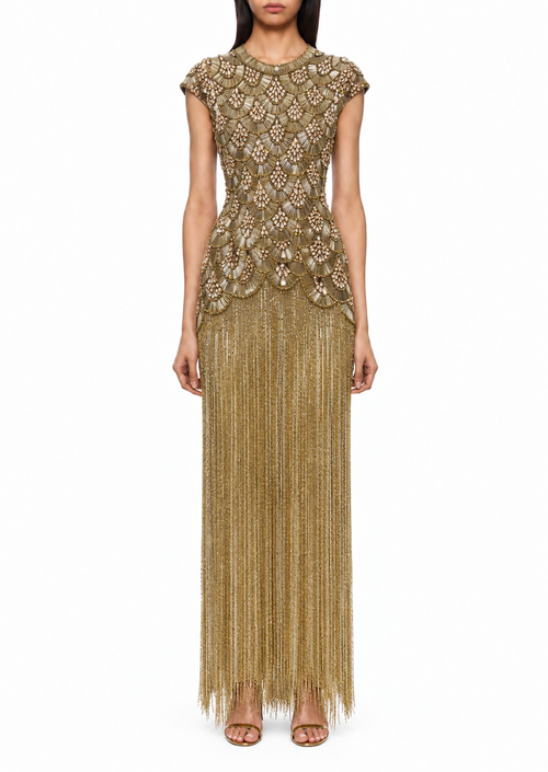 Arabesque, robe longue dorée à motifs d’écailles et franges perlées