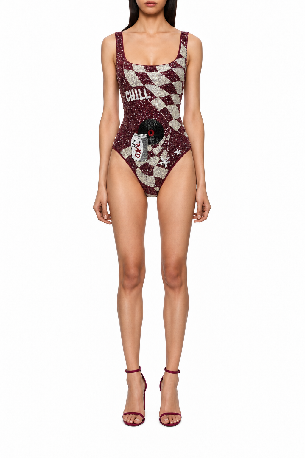 Rétro, maillot une pièce à damier ivoire et bordeaux et motifs perlés