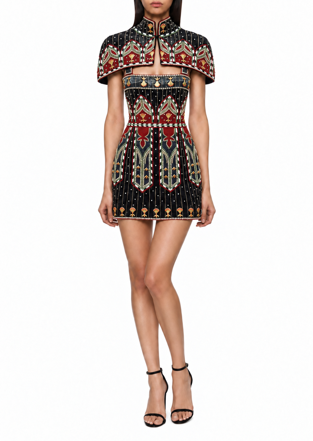 Amarante — Robe courte perlée et cape